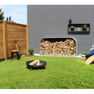 Vitavia Ardor 401 étagère à bois de chauffage plate en Zincalume, remplie de bois, dans le jardin.