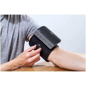 Misuratore di pressione sanguigna da braccio Beurer BM 81 in uso.