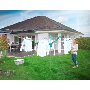 Stendibiancheria rotante Leifheit Linomatic 500 Easy in giardino con bucato steso e donna.
