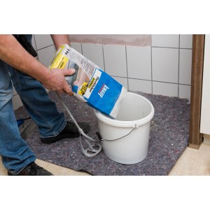 Anmischen von Knauf Flexkleber Schnell Grau in einem Eimer. Fliesenkleber für Innen- und Außenbereich.