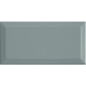 Carrelage mural gris brillant style métro avec bords biseautés, 10x20 cm.