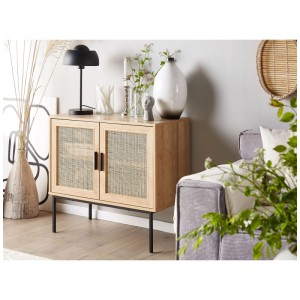 Buffet marron Pasco avec portes en rotin et pieds en métal noir style bohème.