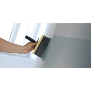 Brosse pour fond LUX (17,5x7,5cm) appliquant un apprêt sur un mur.