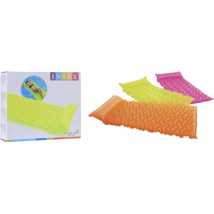 Matelas pneumatique orange, jaune et rose, avec emballage. Idéal pour se détendre en été.