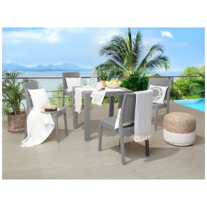 Beliani Gartentisch Fossano, hellgraues Rattan, 80x80 cm mit vier Stühlen auf Terrasse.