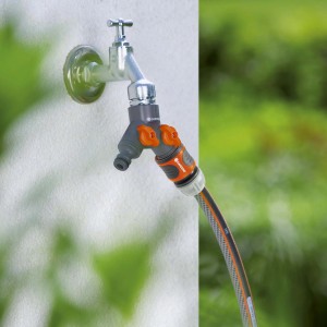 Vanne 2 voies Gardena (G 3/4) sur robinet avec tuyau d'arrosage connecté.