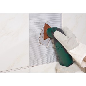 Plateau de ponçage LUX Delta HM en utilisation pour enlever les résidus de colle sur les carreaux.
