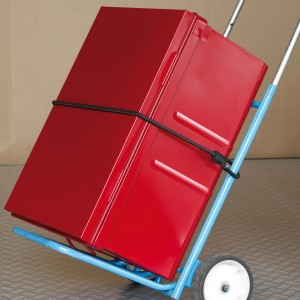 Boîte à outils rouge fixée avec un sandow Master Lock et un mousqueton sur un diable.