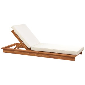 Lettino prendisole Beliani Granari marrone in legno acacia con cuscino bianco.