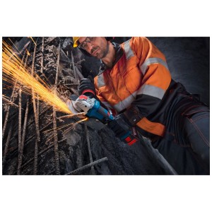 Bosch Professional Akku-Winkelschleifer GWX 18V-11PS in Aktion beim Schleifen von Metall.