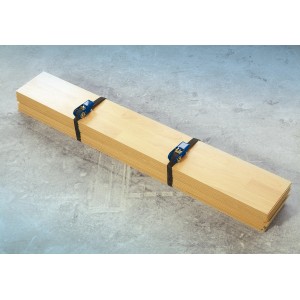Kit de pose de parquet LUX Comfort avec sangles de tension autour de planches de parquet ou de stratifié.