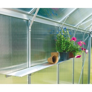 Ripiano in alluminio da 122 cm in serra con piante e vasi. Accessorio facile da installare.