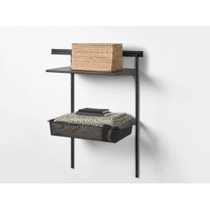 Étagère métallique noire avec panier en fil métallique et étagère pour un rangement organisé.