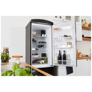 Schwarze Severin Kühl-Gefrierkombination im Retro-Design, Tür geöffnet, gefüllt mit Lebensmitteln.