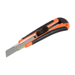 Cutter 18 mm avec manche orange et noir et lame rétractable.