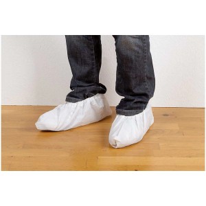 Personne portant des couvre-chaussures Wolfcraft en polaire pour protéger le parquet de la saleté.