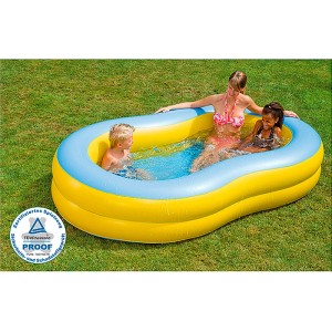 Piscina gonfiabile Jumbo a 8 forme per famiglie con bambini e adulti che giocano in giardino.