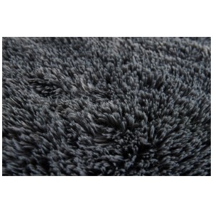 Gros plan : Tapis Andiamo Alpa anthracite à poils doux en fausse fourrure.