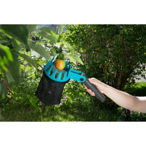 Cueille-fruits Gardena combisystem en action cueillant une pomme sur un arbre.