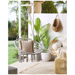 Sedia sospesa Beliani Gabella in cotone grigio chiaro con cuscino e frange in stile boho.