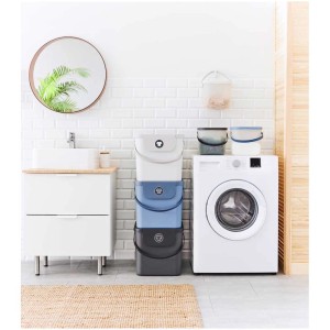 Contenitori impilati Rotho Albula (6 l) per detersivo in bianco, blu e grigio in bagno.
