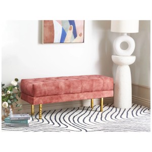 Banquette Roseville en velours rose avec capitonnage et pieds dorés.