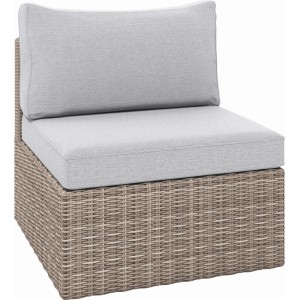 Fauteuil lounge Olea en polyrotin couleur sable avec coussins gris clair. Mobilier de jardin pour détente.