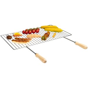 Grille à insérer Nouvel 62,2x38 cm avec poignées en bois et aliments grillés.