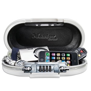 Cassetta di sicurezza Master Lock bianca aperta con contenuto (cellulare, fotocamera, passaporto, orologio, chiave auto).