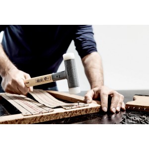 Maillet Halder Supercraft D30 lors du rembourrage : maillet anti-rebond avec manche en hickory pour des frappes puissantes.