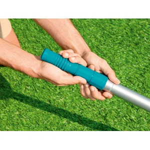 Gros plan des mains tenant une perche télescopique de piscine Bestway (360 cm), focus sur la poignée bleue.