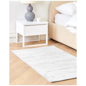 Tapis à poils courts gris clair Gesi II en viscose, 80x150 cm, dans une chambre sur parquet.