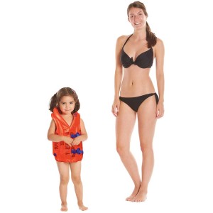 Bambina con giubbotto salvagente arancione Bema per nuotare in sicurezza.