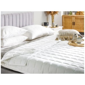 Piumone bianco Beliani Korab per tutte le stagioni (200x220 cm) in poliestere su un letto con cuscini.