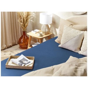Lenzuolo con angoli Beliani Janbu in cotone blu navy, 180x200 cm, su un letto con cuscini e decorazioni.