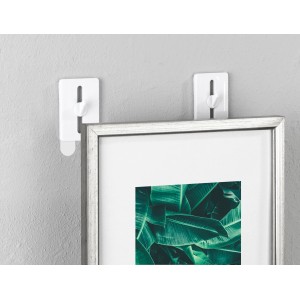 Set di 2 chiodi autoadesivi Wenko Strip-it sulla parete con quadro appeso.
