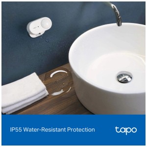 Tapo T150 Präsenzsensor, weiss, an Wand montiert im Badezimmer neben Waschbecken.