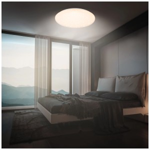 Plafonnier LED rond blanc Brilo® Verb avec effet ciel étoilé dans une chambre.