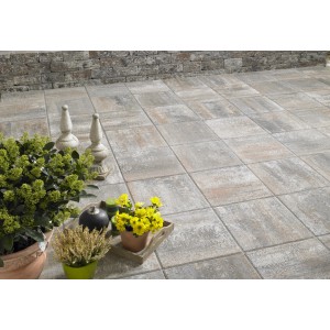 Lastre da giardino Bologna color Jura da 40x40 cm posate su terrazza con decorazioni.