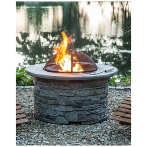 Brasero Beliani Tambora, brasero en béton gris clair avec feu et accessoires BBQ.