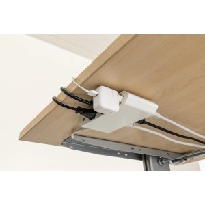 Multiprise Steba IQ avec protection contre les surcharges, montée sous une table, avec des appareils branchés.