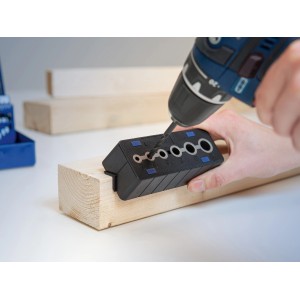 Gabarit de perçage LUX en utilisation : Perçage de trous dans le bois avec une perceuse. Accessoire pour un perçage précis.