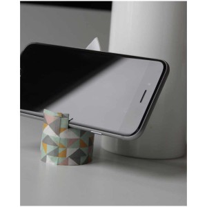 Smartphone sur un support de téléphone DIY fait de bande de liège brune avec motif géométrique.