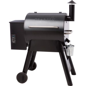 Barbecue à pellets Traeger Pro 22 noir avec contrôleur Digital Pro et étagère latérale.