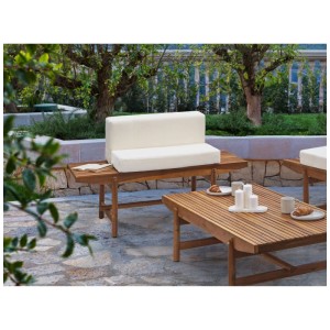 Banc de jardin Giaveno en bois d'acacia avec coussins crème, sur une terrasse verdoyante.