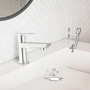 Robinet d'eau froide baliv KV-4010 chromé sur lavabo blanc. Mitigeur de lavabo brillant pour salle de bain.