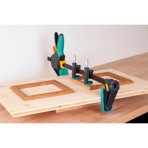 wolfcraft Kantenspanner KS 24 (2 pièces) utilisé pour fixer des cadres sur une planche en bois.
