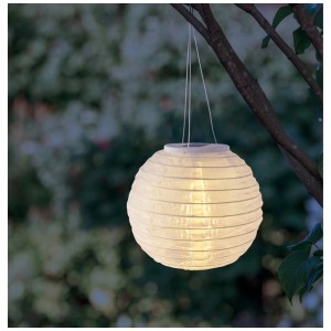 Weiße Globo Solarleuchte Lampion aus Kunststoff, Ø 30 cm, hängend an einem Ast.