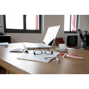 Araldite Rapid adesivo, 2 tubi su scrivania con laptop, occhiali e forniture per ufficio.