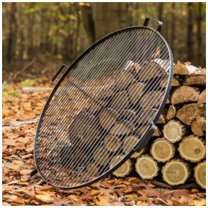 Griglia rotonda in acciaio naturale (Ø 70 cm) con quattro manici, parte degli utensili per barbecue.